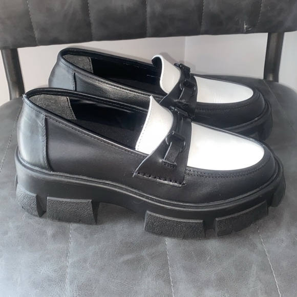 Steve Madden Loafers. Black and White chunky loafer. Size 7.5 - Picture 3 of 5